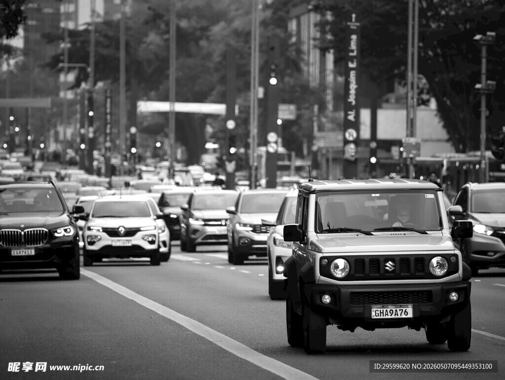城市道路上的繁忙车流