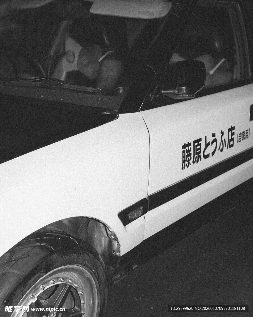 白色厢式货车局部特写