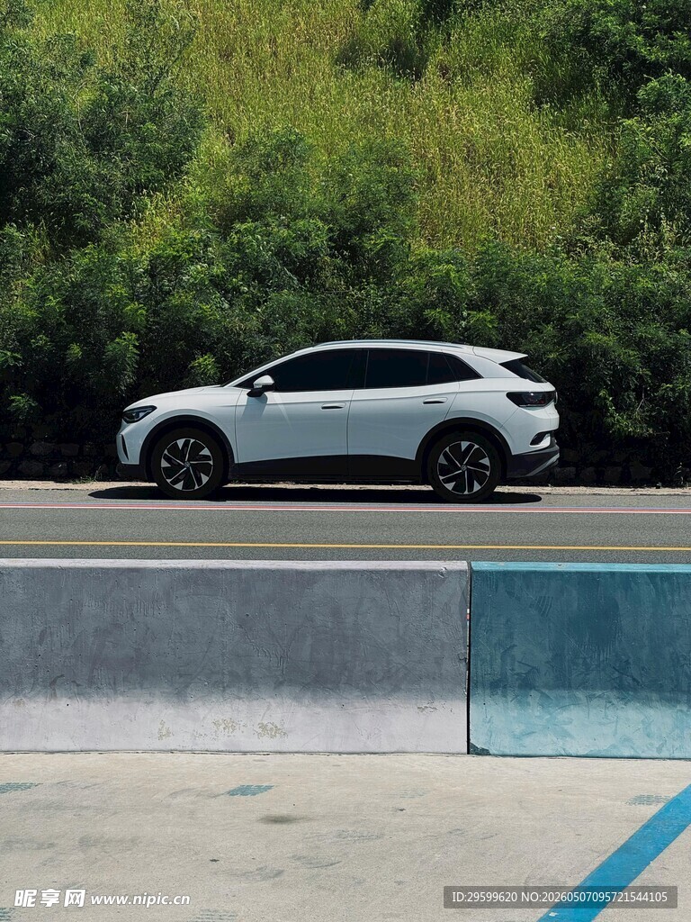 公路旁的白色SUV汽车