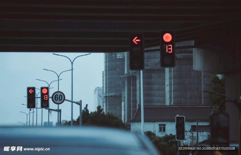 雨中路口的交通信号灯