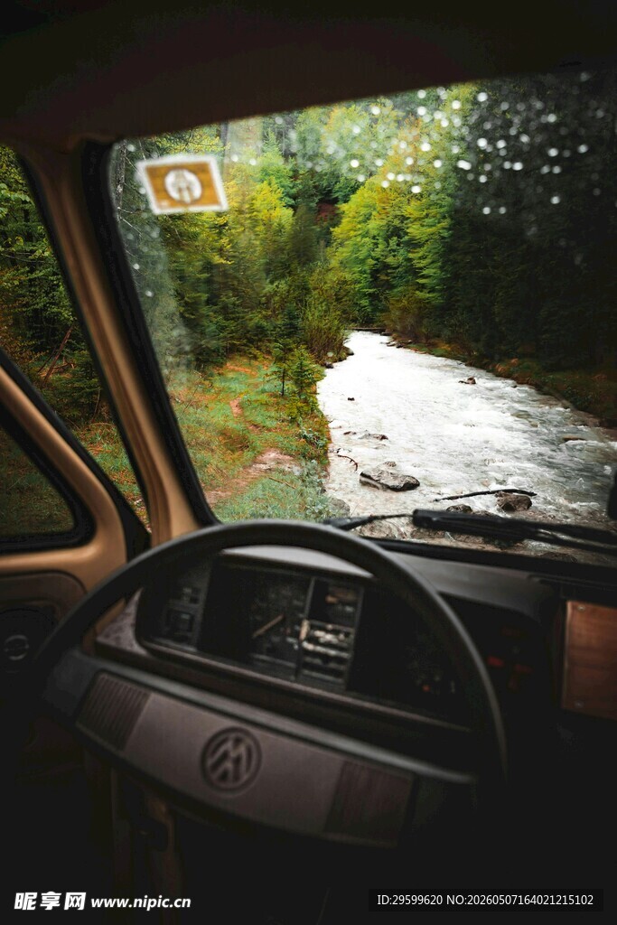 车内视角看雨中道路景色