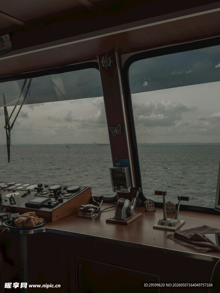 船舱内眺望广阔海面