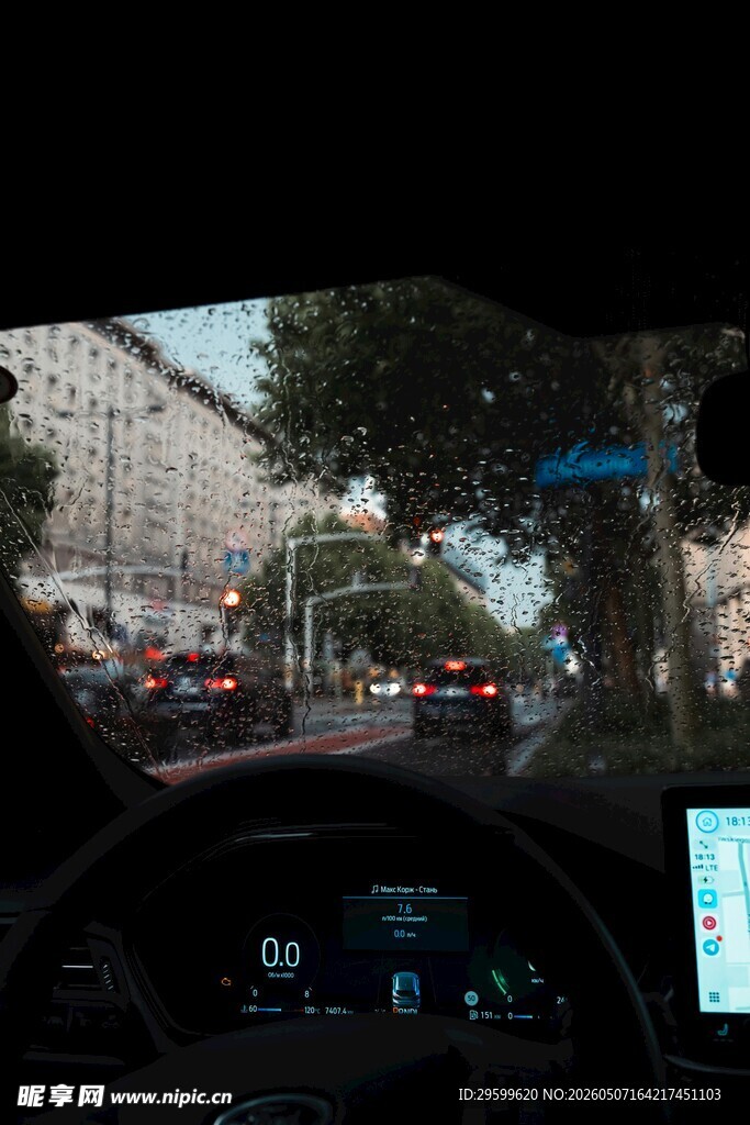 车内视角的城市道路景象