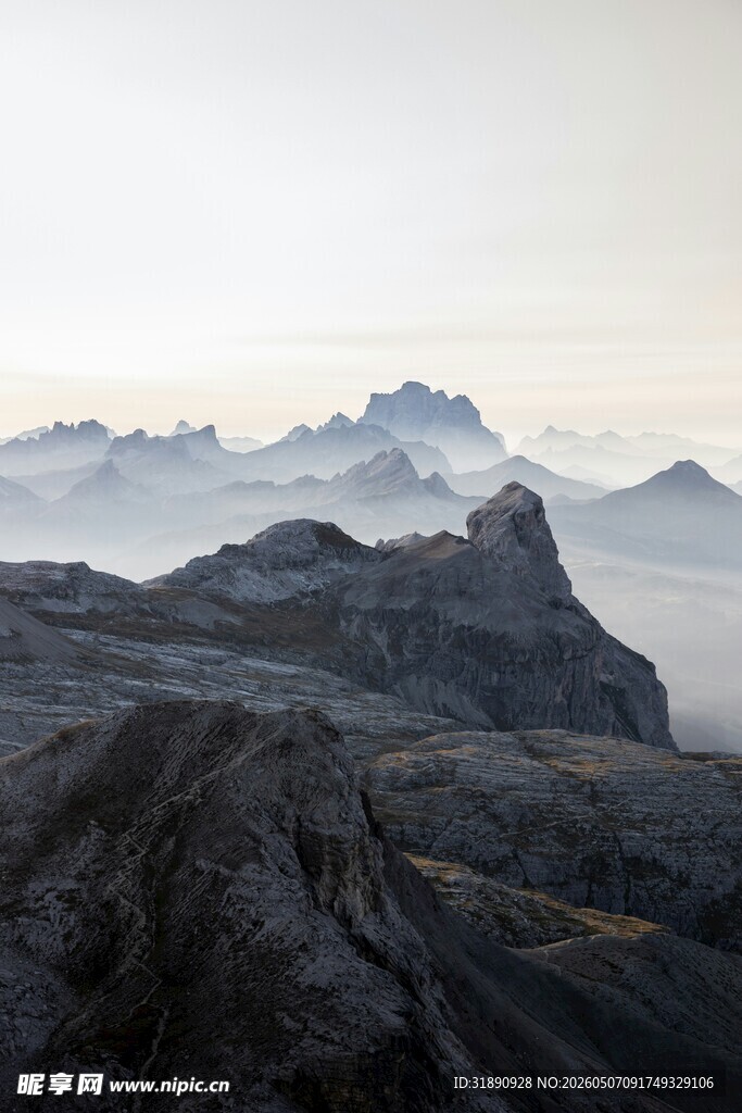 雄伟远山