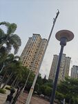 城市街道旁的高楼与路灯
