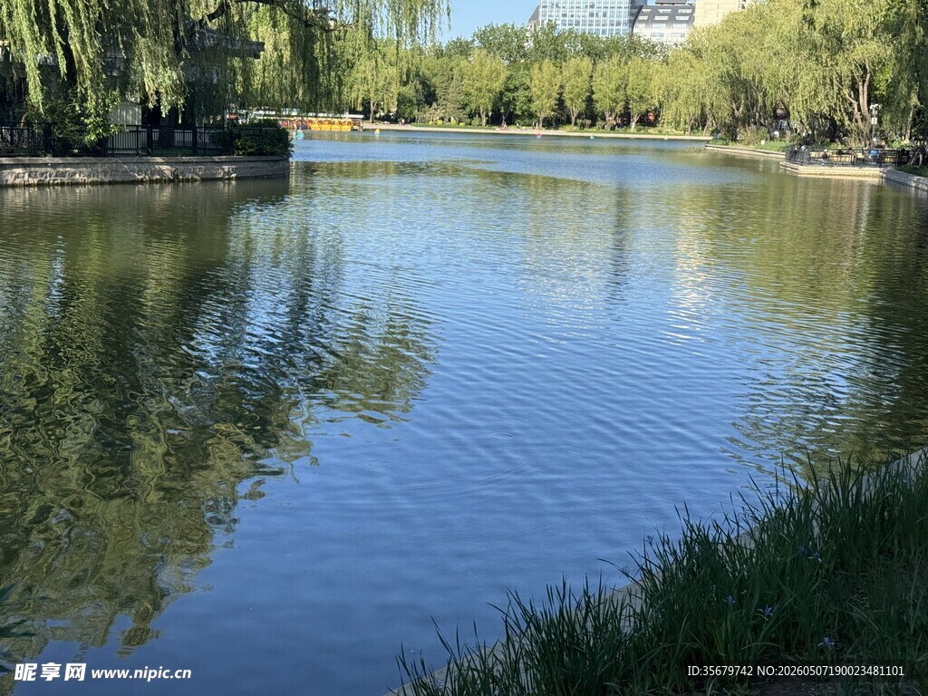 宁静河畔风光