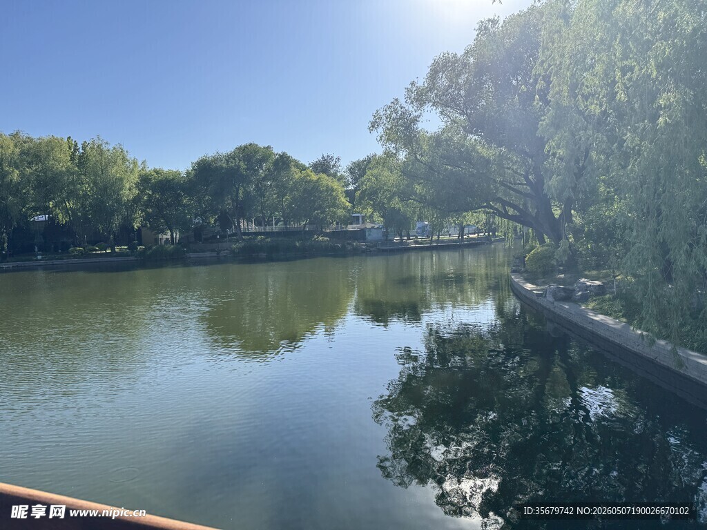湖畔风光静谧自然美景