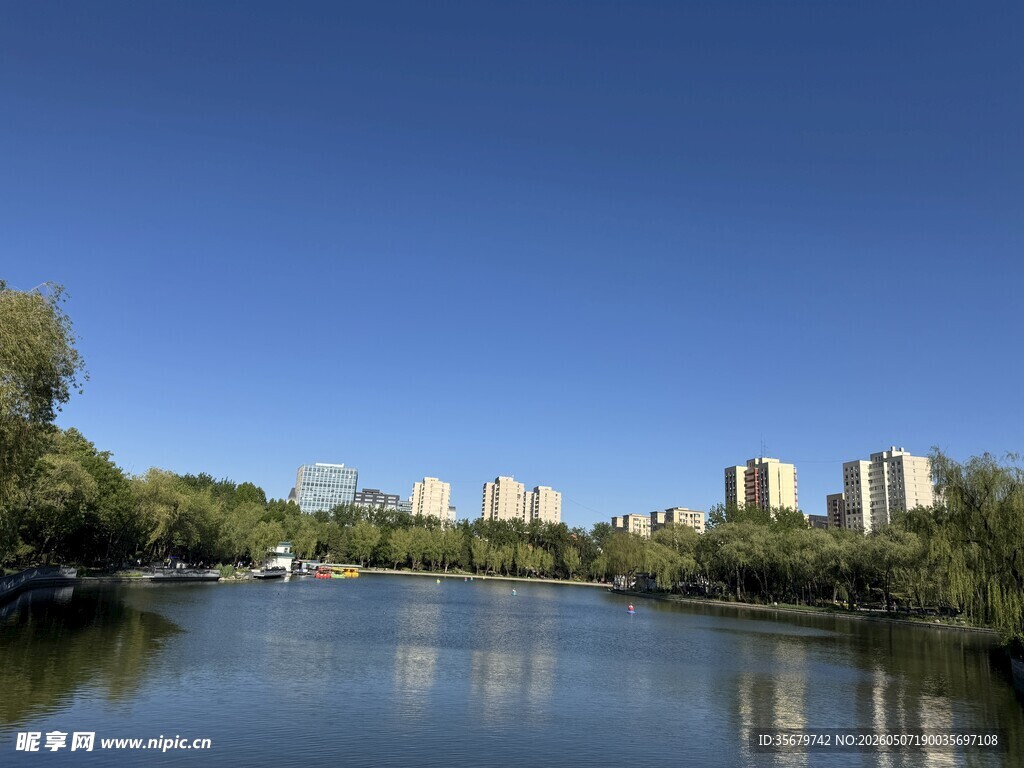 河畔城市风光