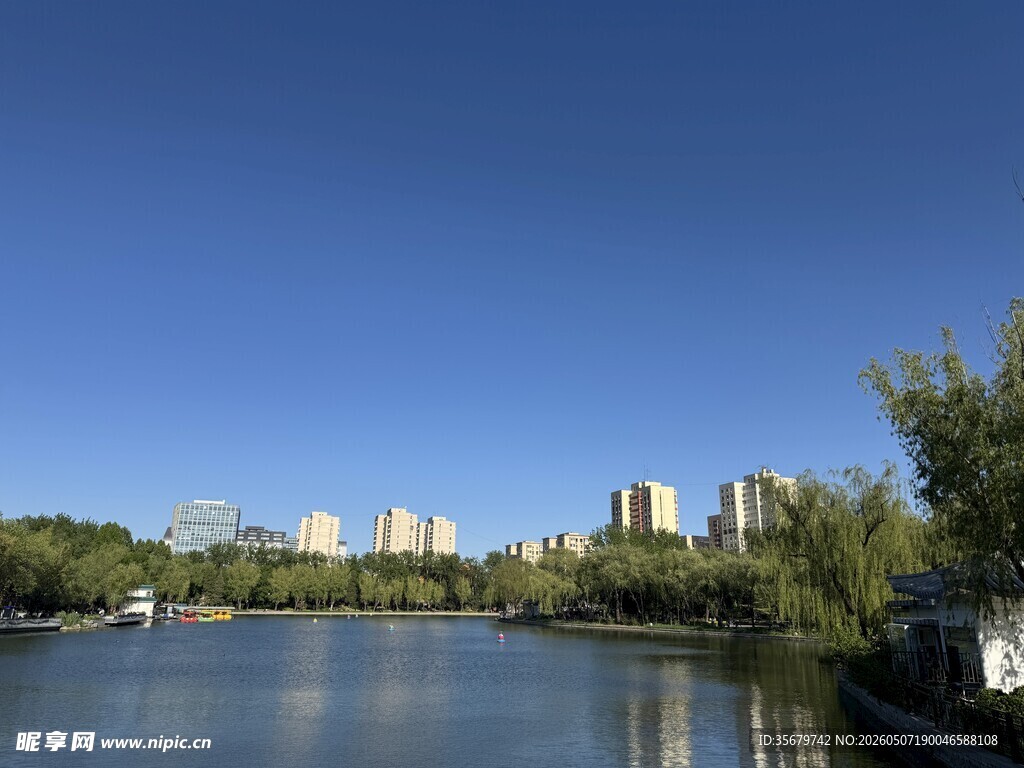 河畔城市风光宁静美好