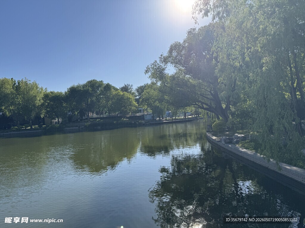 湖畔阳光美景