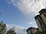 蓝天白云下的城市建筑