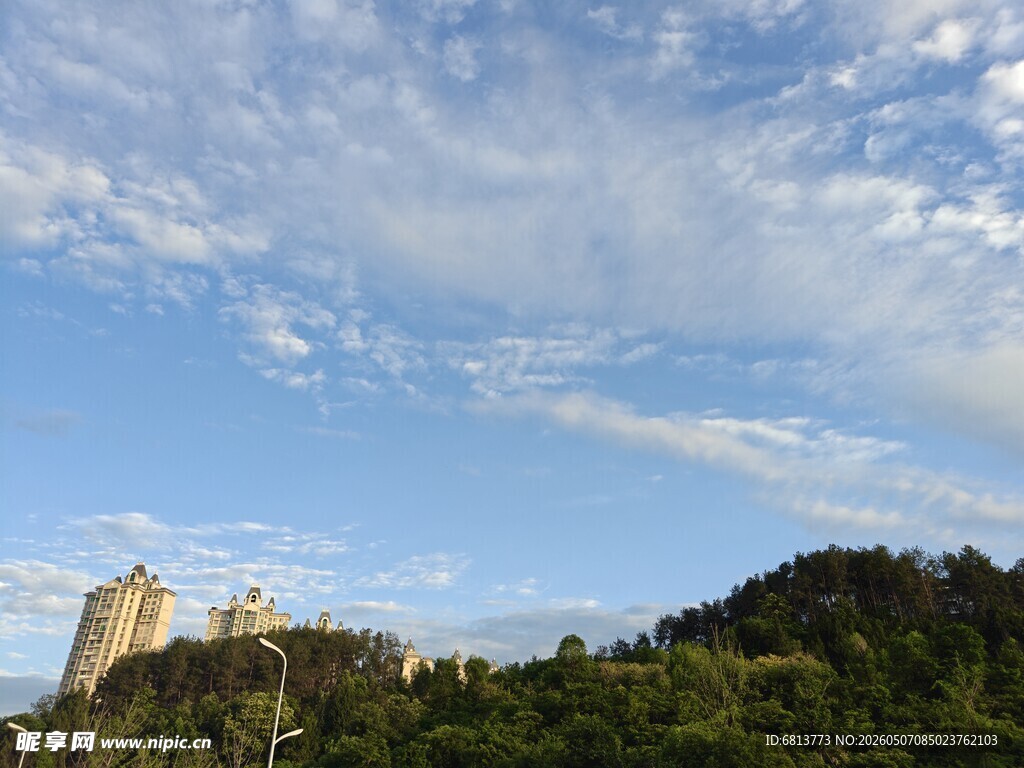 蓝天白云下的巍峨城堡