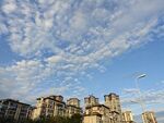 城市上空的蓝天白云与建筑