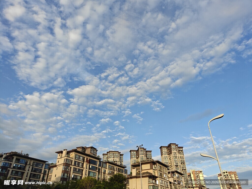 城市上空的蓝天白云与建筑