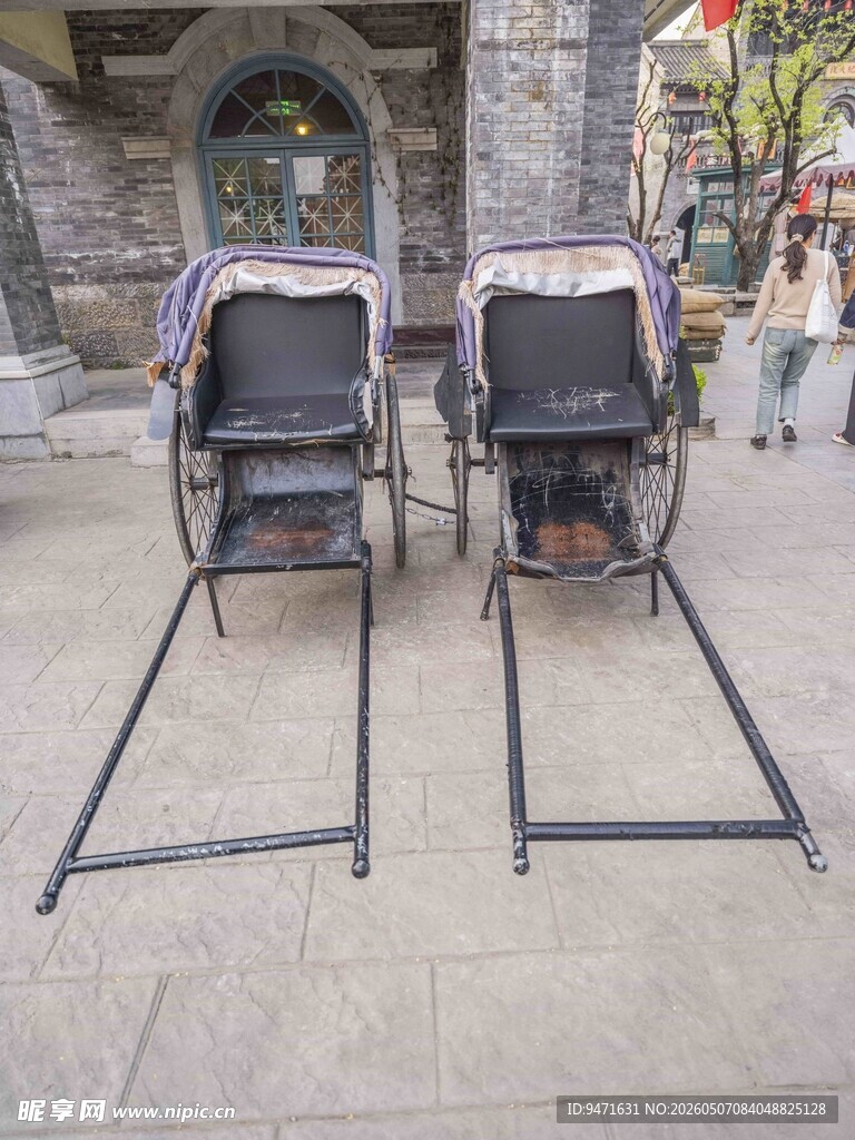 街头停放的两辆人力黄包车