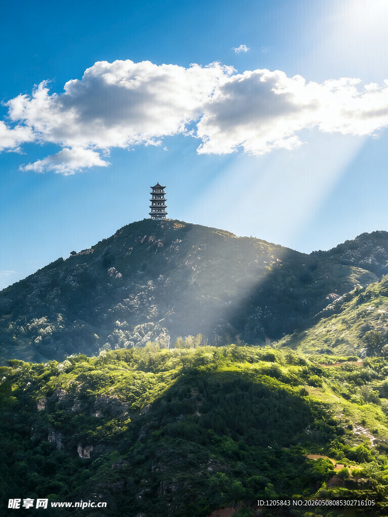 山巅灯塔映耀蓝天白云