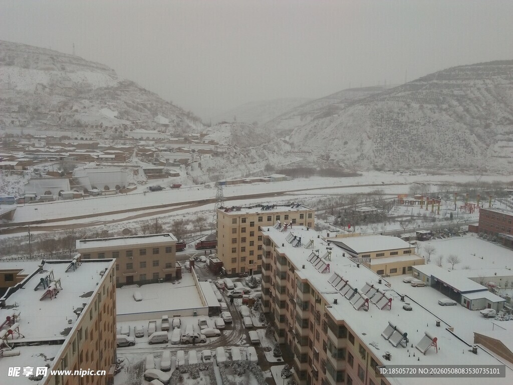 雪覆城镇与远山景观