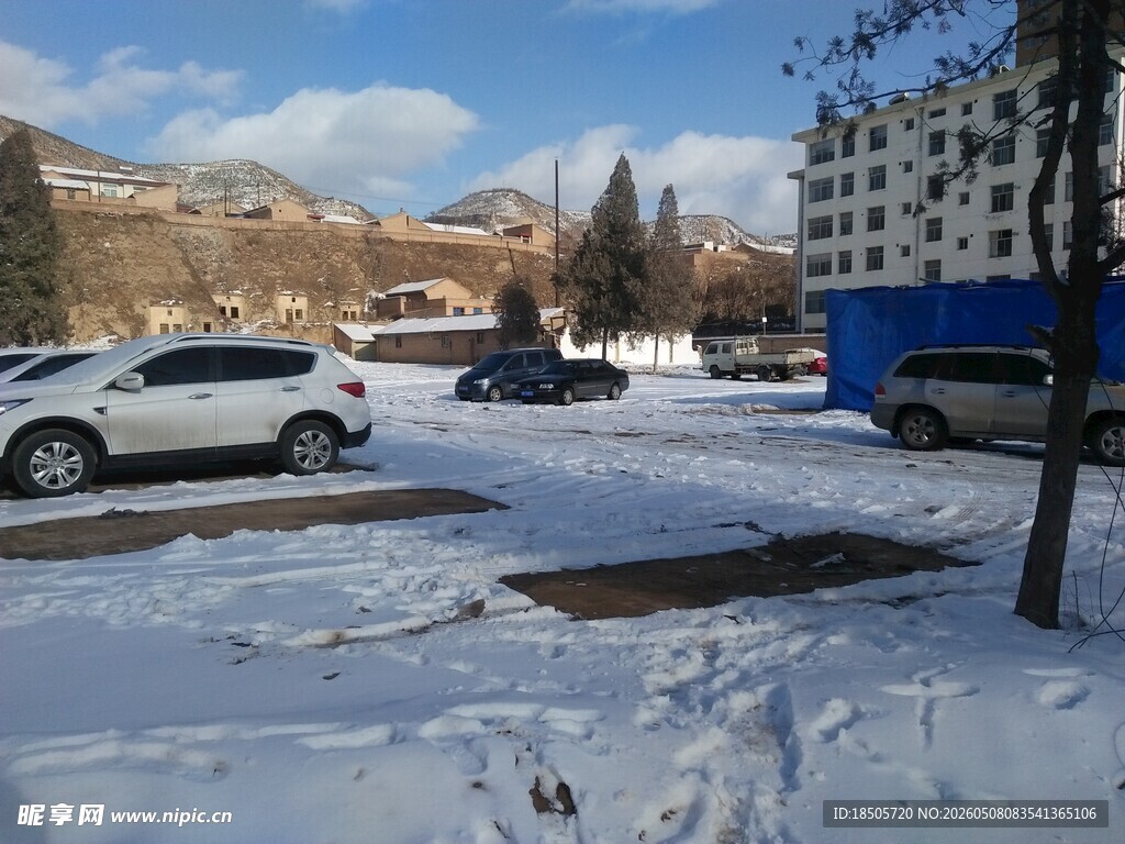 冬日雪景中的停车场