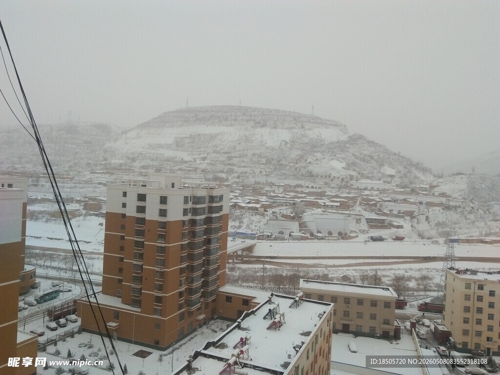 雪覆城镇与远山景观