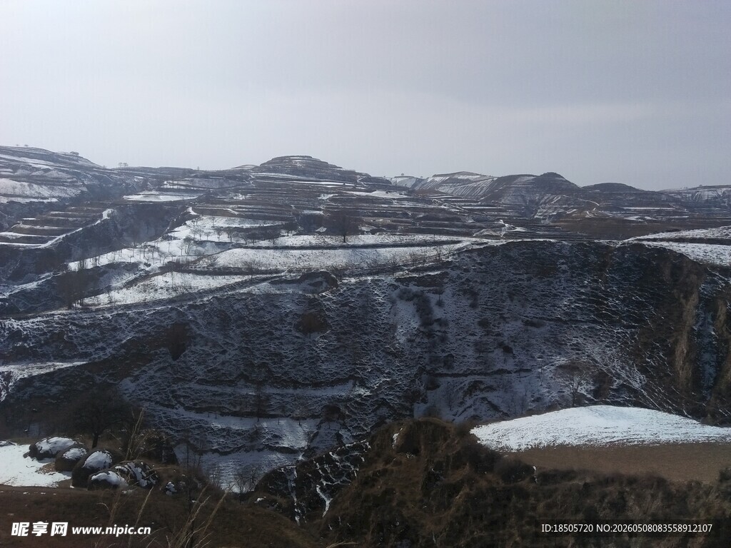 冬日雪覆山川景观