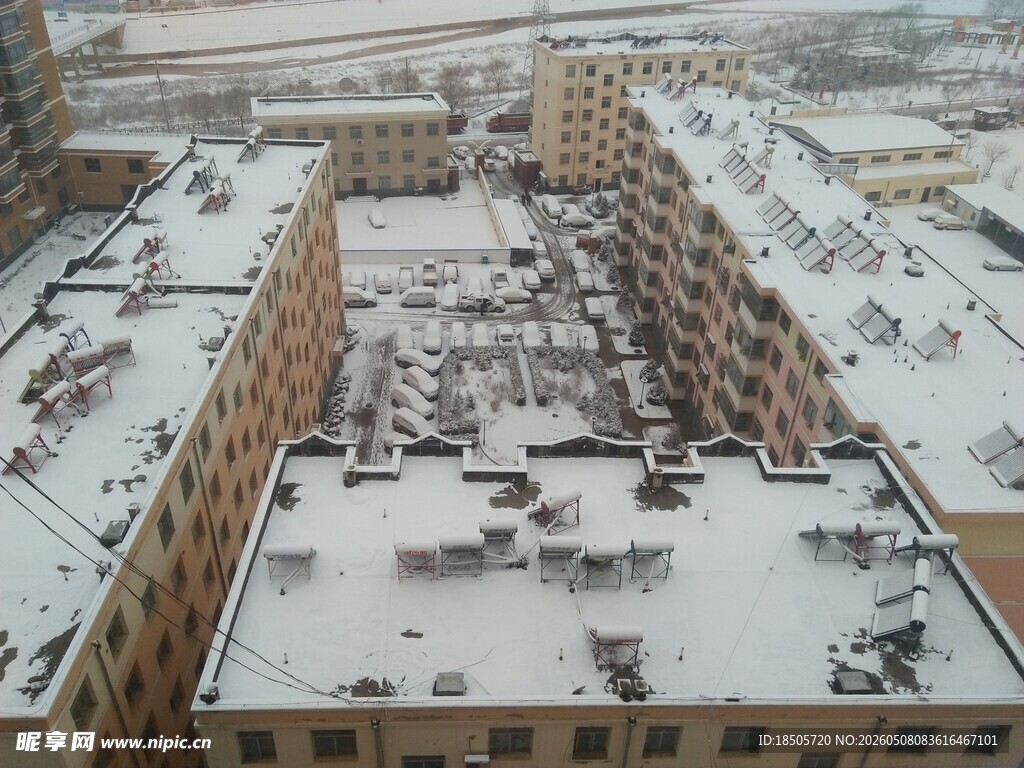 冬日雪覆城市建筑群