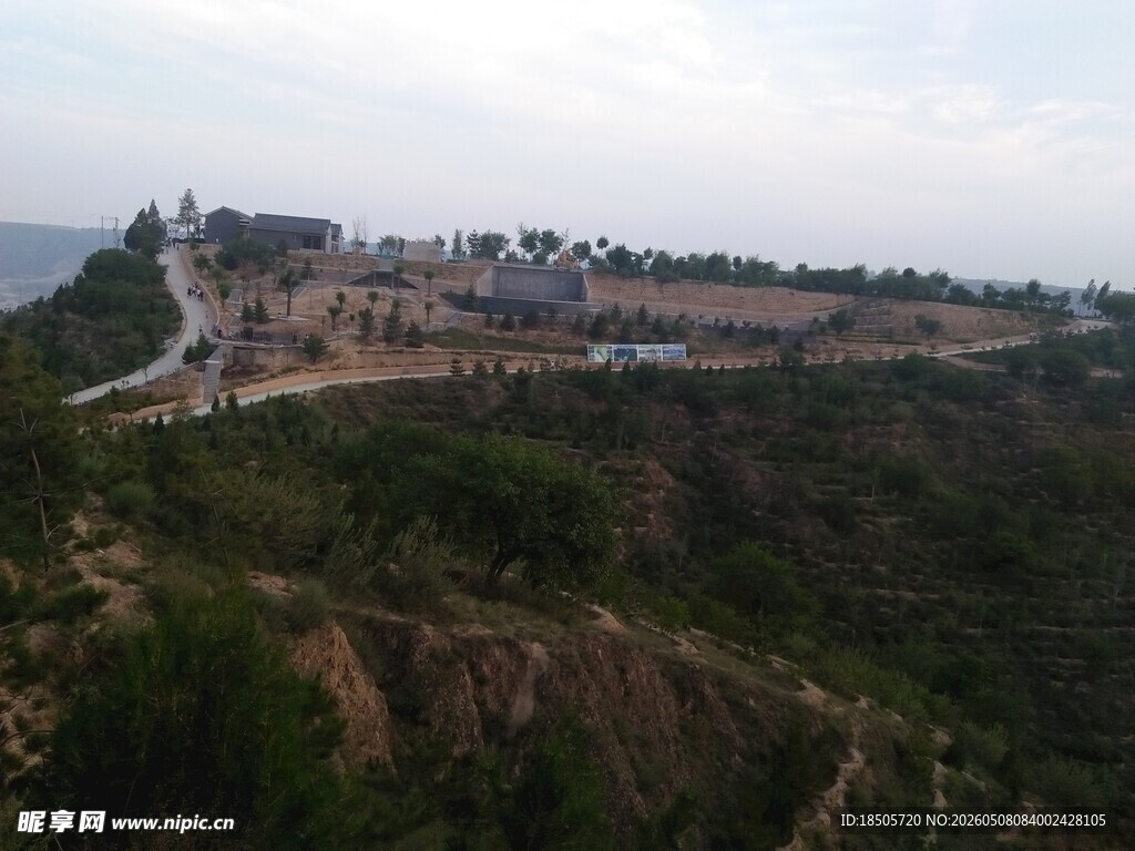 俯瞰山间蜿蜒道路景观