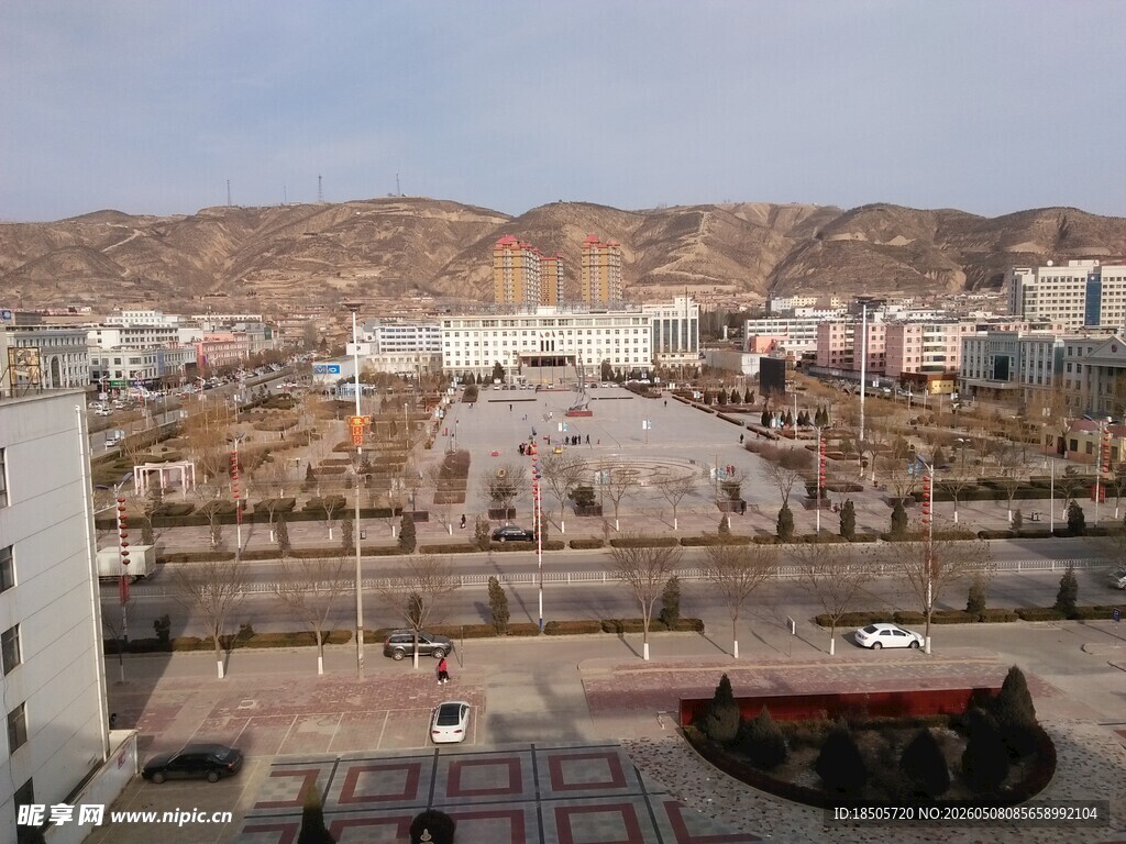 俯瞰开阔的城镇广场景观