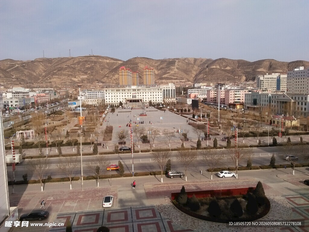 城市广场与背后山丘景观