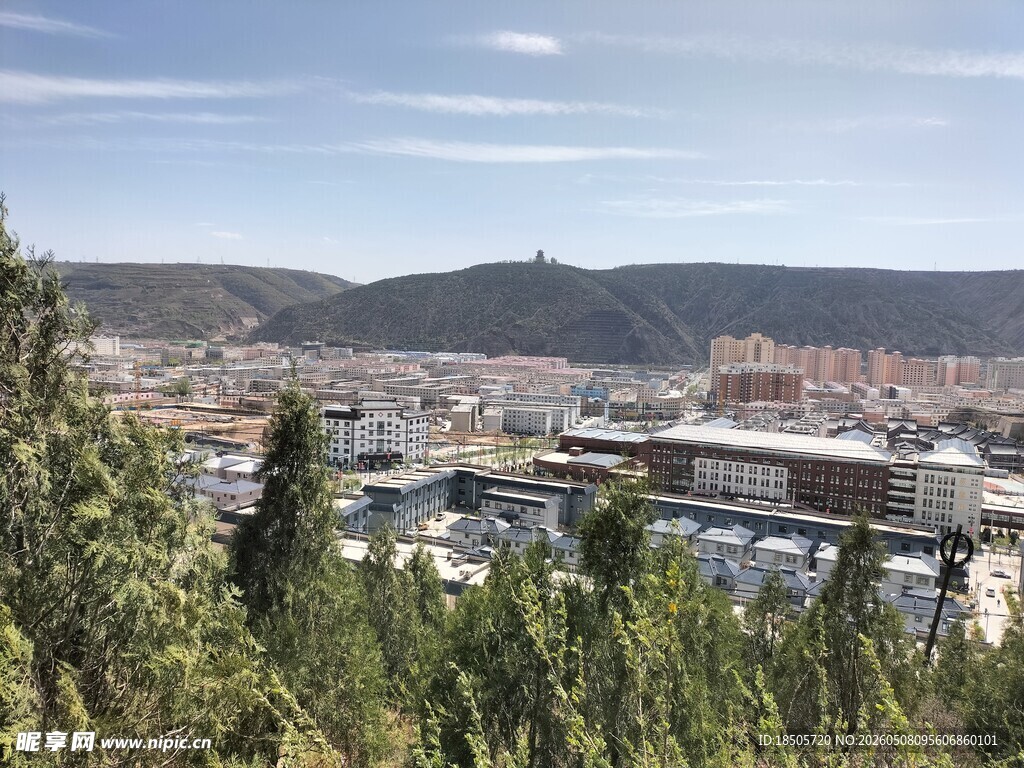 俯瞰城市与远山景观