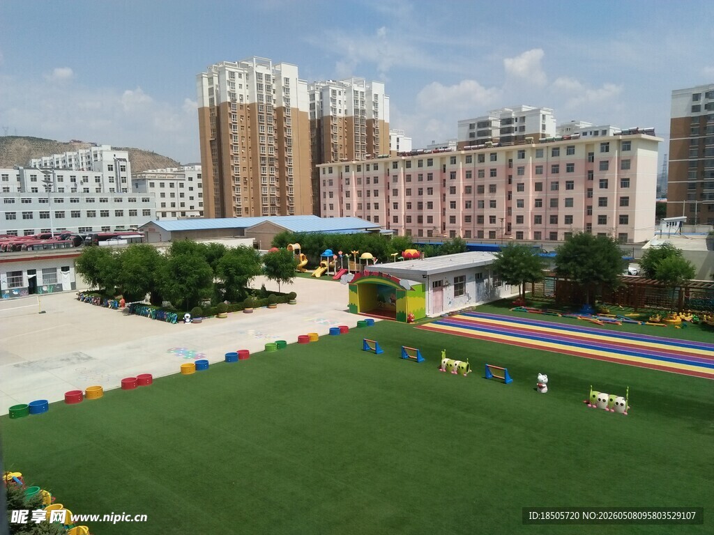 城市中的绿地与建筑群