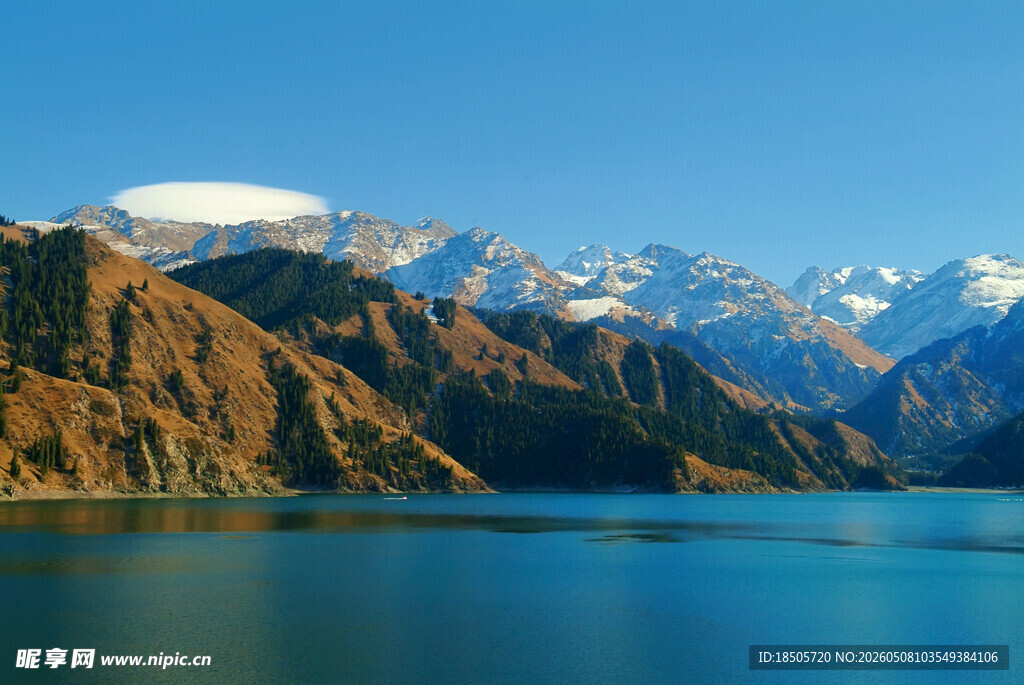 壮丽高山下的静谧湖水