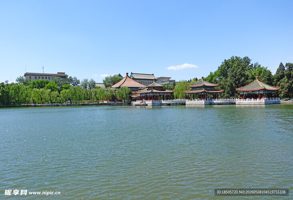 湖畔中式古建筑风景