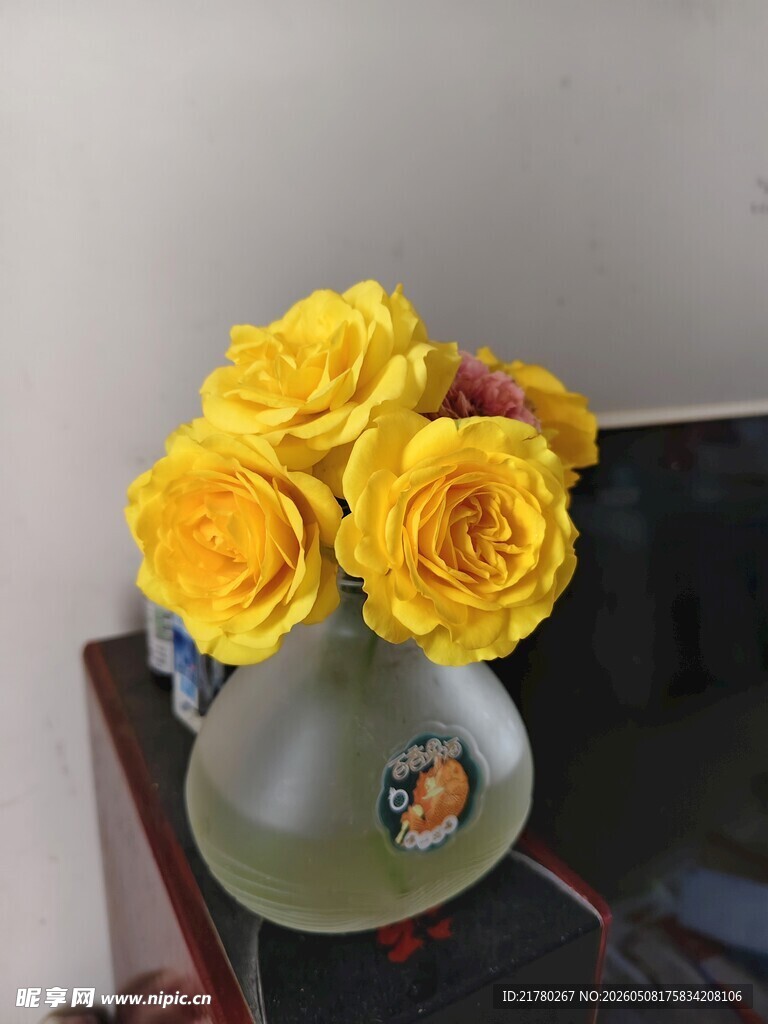 花瓶中绽放的黄色玫瑰