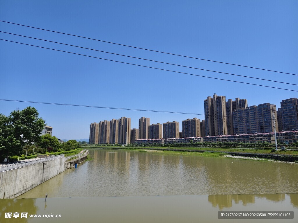 河畔高楼景