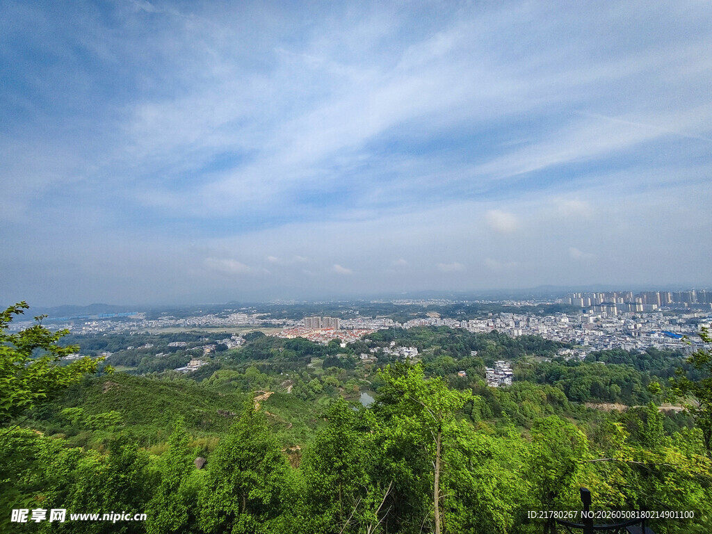 山顶俯瞰城市风光