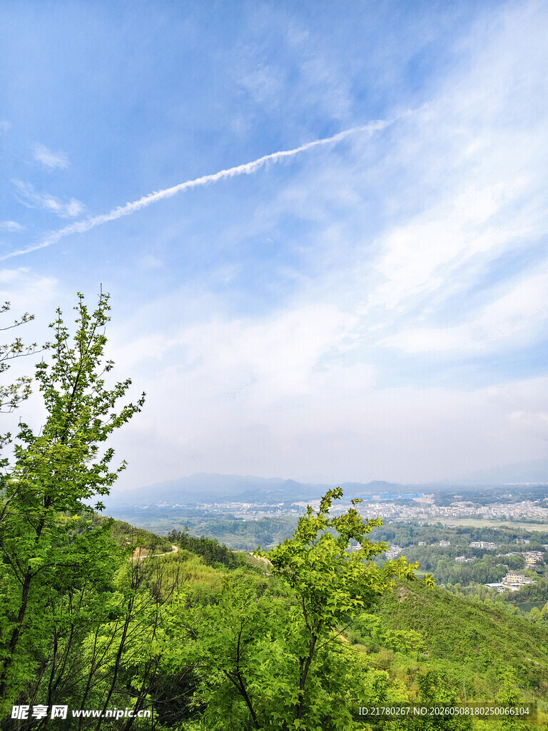 山间绿野 远眺碧空美景
