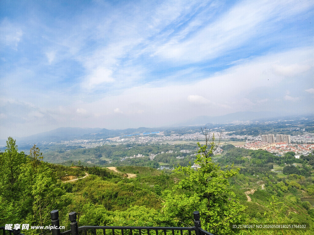 山顶俯瞰城市与葱郁山林