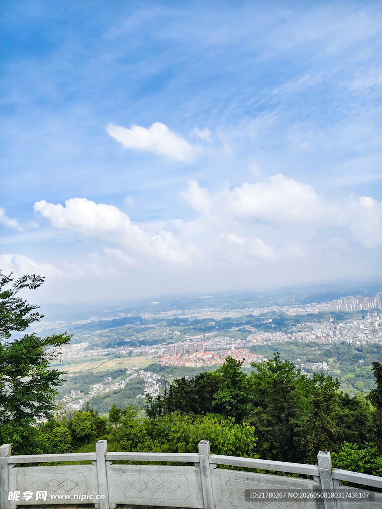 山顶俯瞰城市与自然风光
