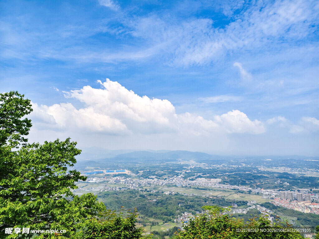 山顶俯瞰城市与自然风光