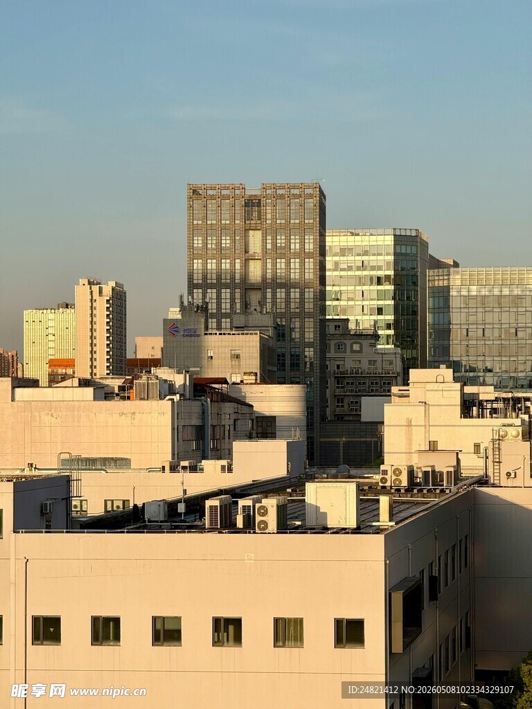 城市天际线中的现代建筑群