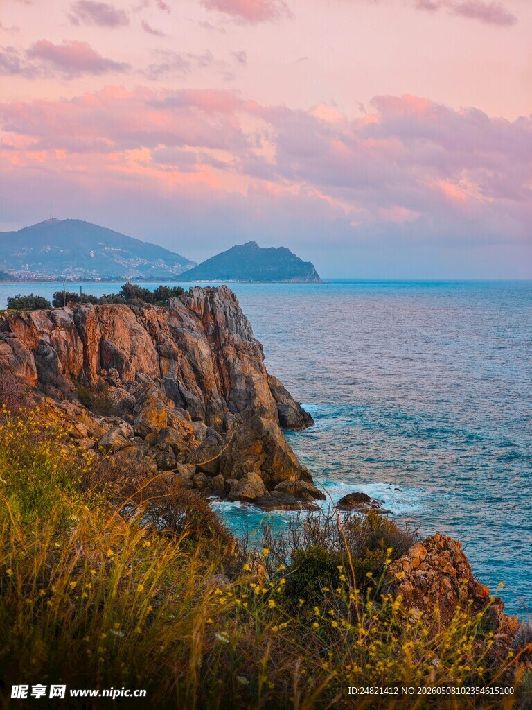 海边黄昏时的壮丽岩石景观