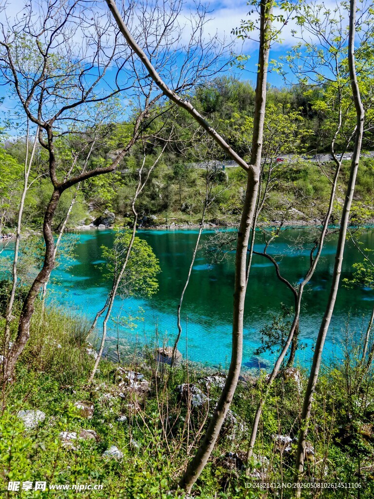 山间蓝湖