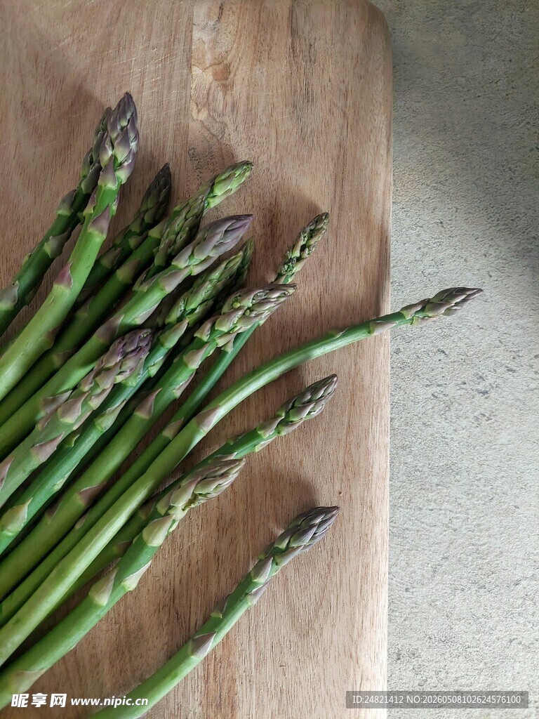 新鲜芦笋摆放在木砧板上