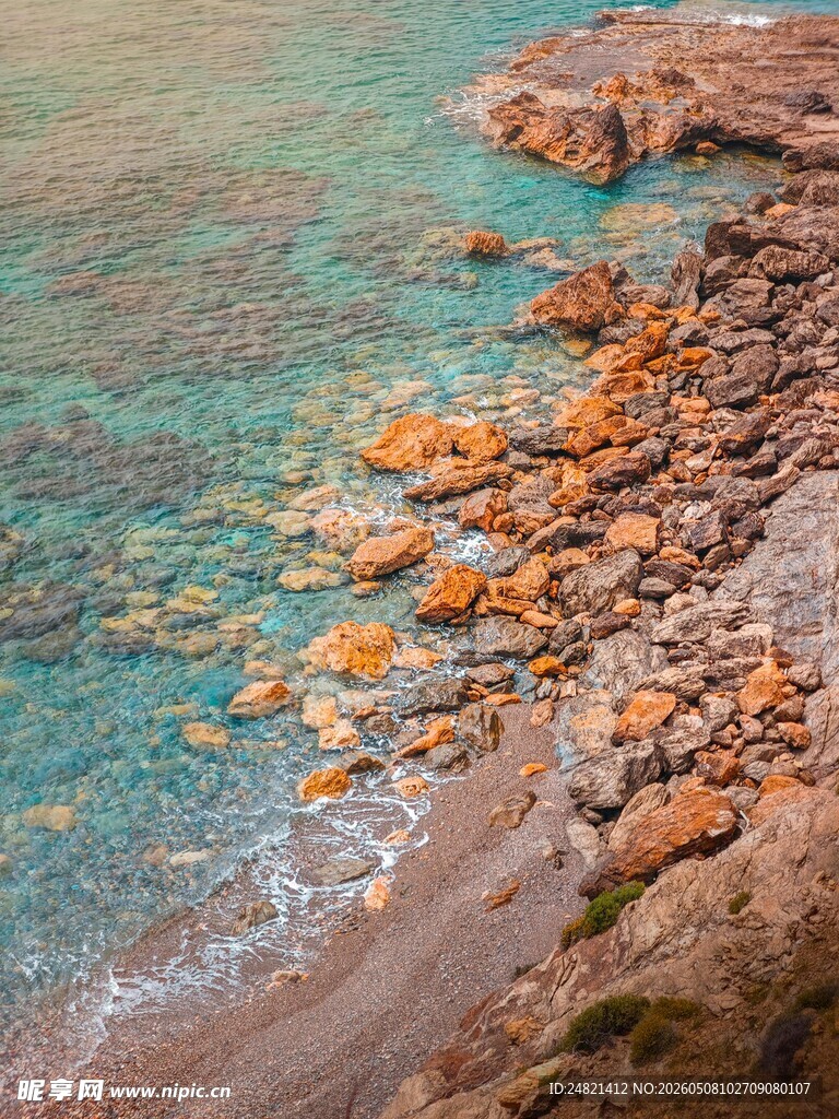 海边礁石与清澈海水景色