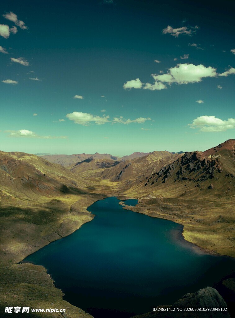 壮丽高山湖泊美景