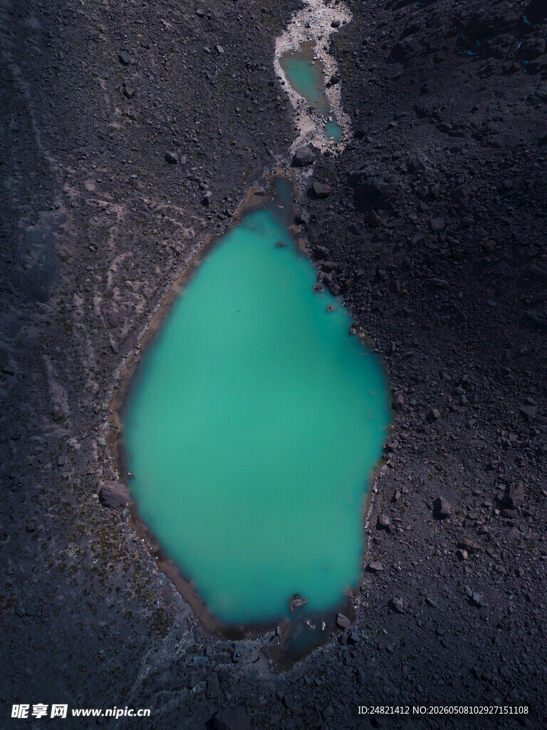 蓝绿色山间湖泊俯瞰图