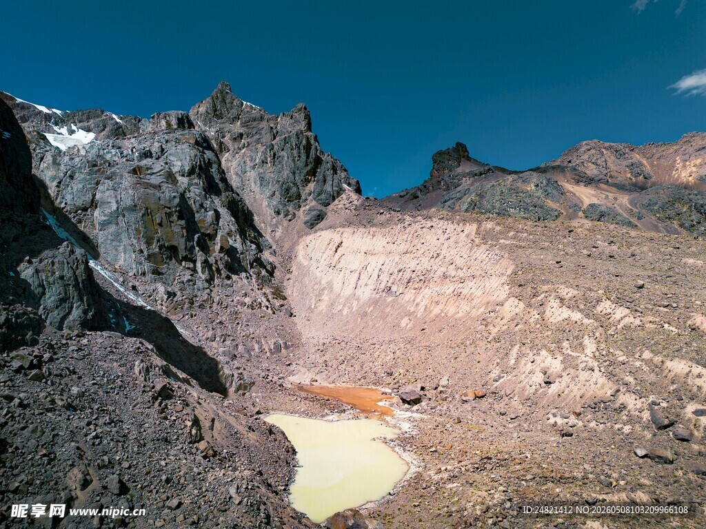 火山口内的独特黄绿湖水