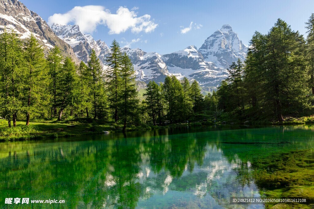 高山翠湖美景