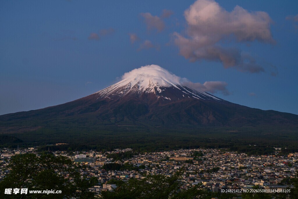 富士山下的城镇风光