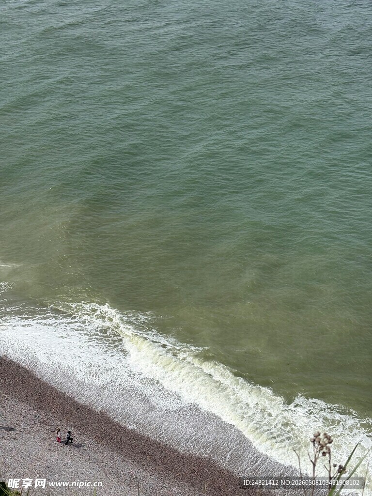 海边浪花拍打沙滩景象